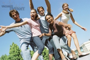 5 adolescents très heureux d'être en vacances