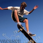 Un adolescent s'éclate avec son skateboard