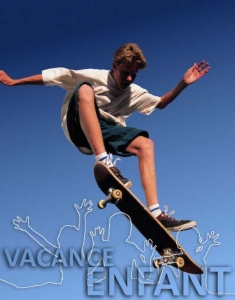 Un adolescent s'éclate avec son skateboard