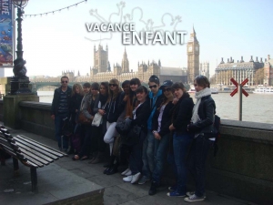 Photo de groupe devant le London City Bridge