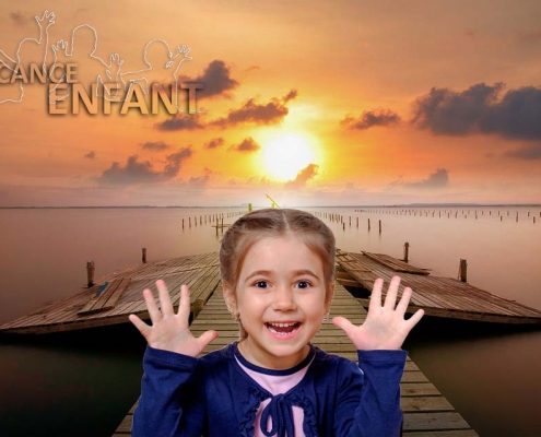 Photo montage d'une fille enthousiaste sur fond de paysage invitant à voyager