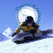 Un ado glisse sur une piste de ski avec une bouée Airboard