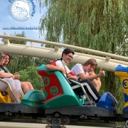 Des adolescents en colonie de vacances sont à bord des wagons du Grand-huit d'un parc d'attraction.