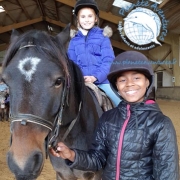 Activité équitation en colonie de vacances pour ces 2 enfants