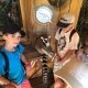3 enfants caressent un lémurien au zoo La Flèche