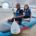 2 enfants sur un stand-up paddle en colonie de vacances