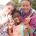 3 filles en colonie de vacances sourient devant l'appareil photo